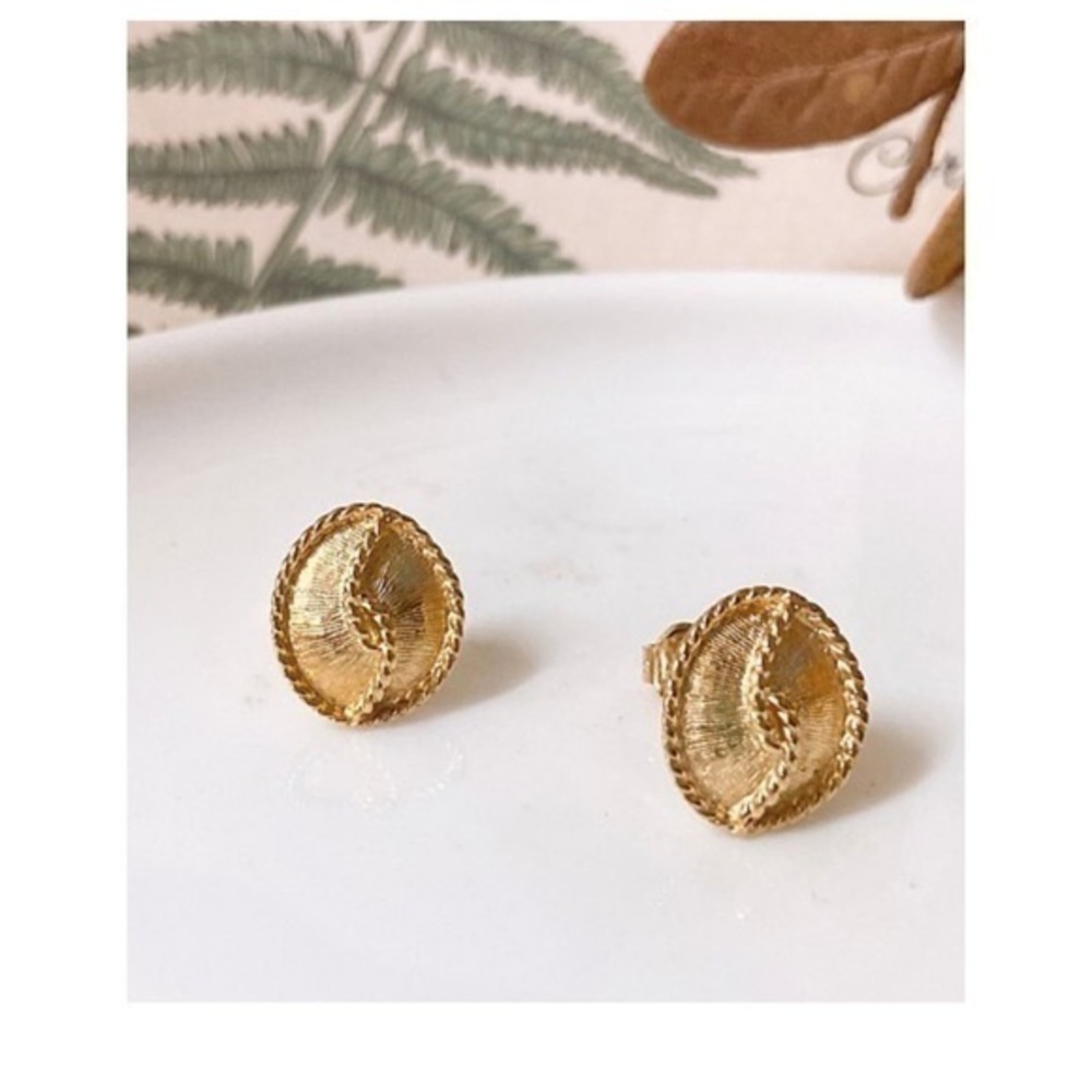 Vintage Avon Western 24K Gold Plated Oval Rope Edge 1/2” Earrings